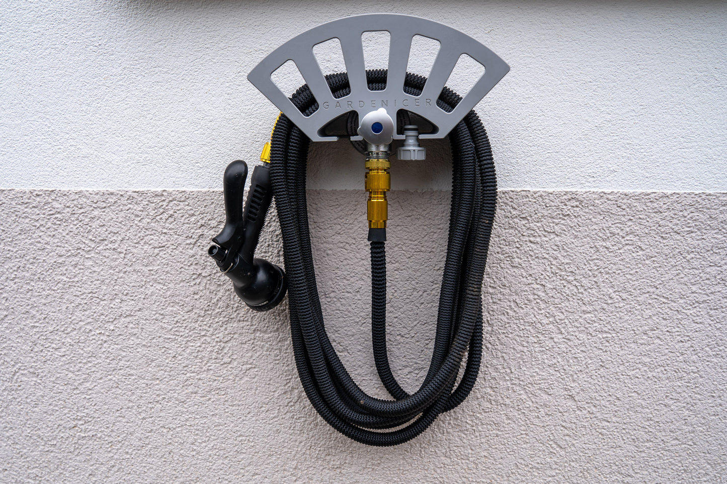 Anwendungsbeispiel: Der Gardenicer Classic Schlauchhalter als komplettes Bewässerungssystem. Passend für Kemper Frosti Armaturen und kompatibel mit verschiedenen Gartenschläuchen, Spritzbrausen und Adaptern – flexibel nutzbar ohne Bohren.