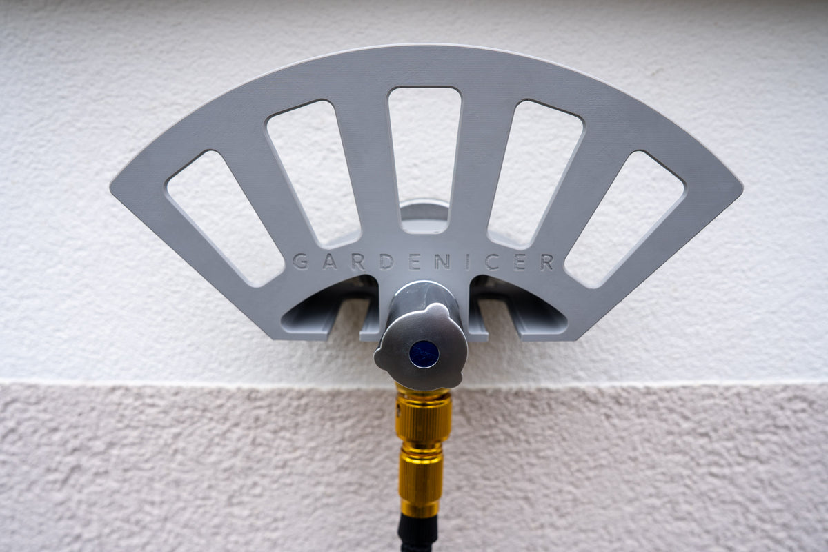 Nahaufnahme: Der Gardenicer Classic Schlauchhalter im puren Design, fertig aufgesteckt auf einer kompatiblen Kemper Frosti Armatur – zeigt die perfekte Passform ohne Bohren.