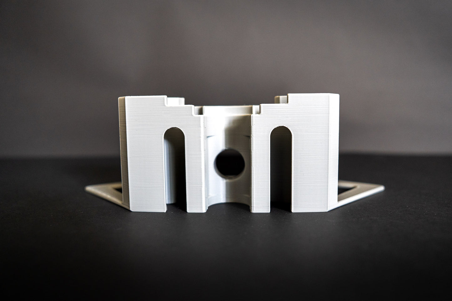 Ansicht von unten: Der Gardenicer Classic Schlauchhalter bietet praktische Aufnahmen für Spritzbrausen und Adapter – die kompatible Kemper Frosti Armatur bleibt für den Wasseranschluss voll zugänglich.