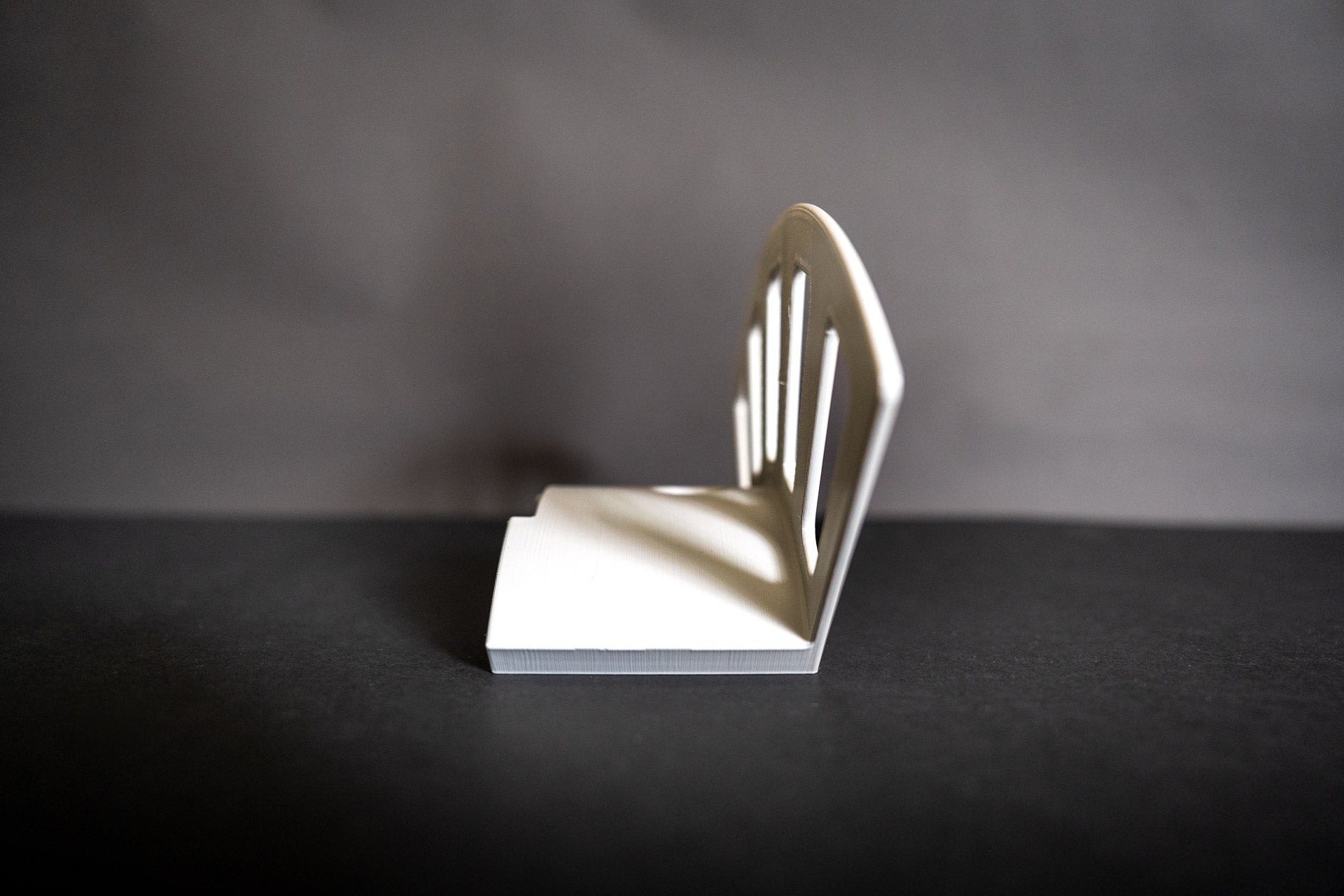 Seitenansicht des Gardenicer Classic: Die kompakte Bauweise sorgt für platzsparende Schlauchaufbewahrung ohne Bohren.